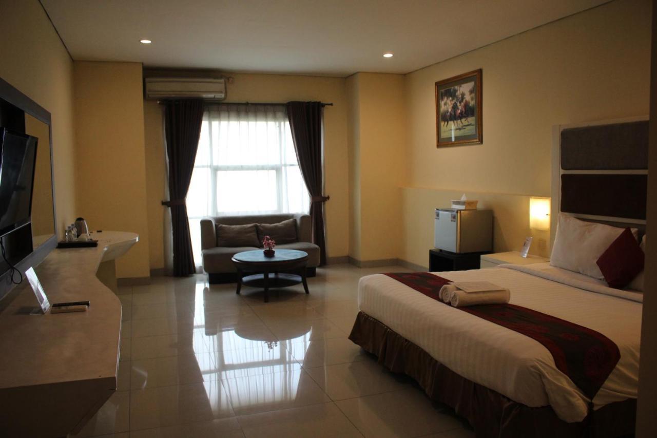 Hotel President Executive Club Cikarang Exterior foto