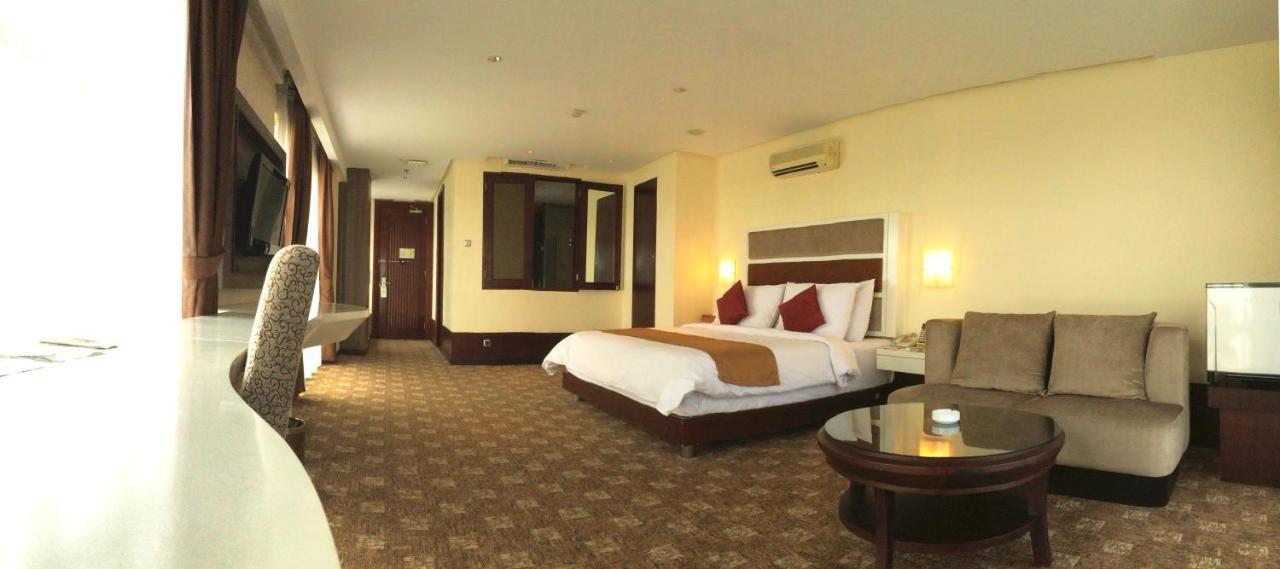 Hotel President Executive Club Cikarang Exterior foto